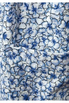 Rochie alba cu imprimeu floral albastru si cu nasturi in partea din fata  - 3